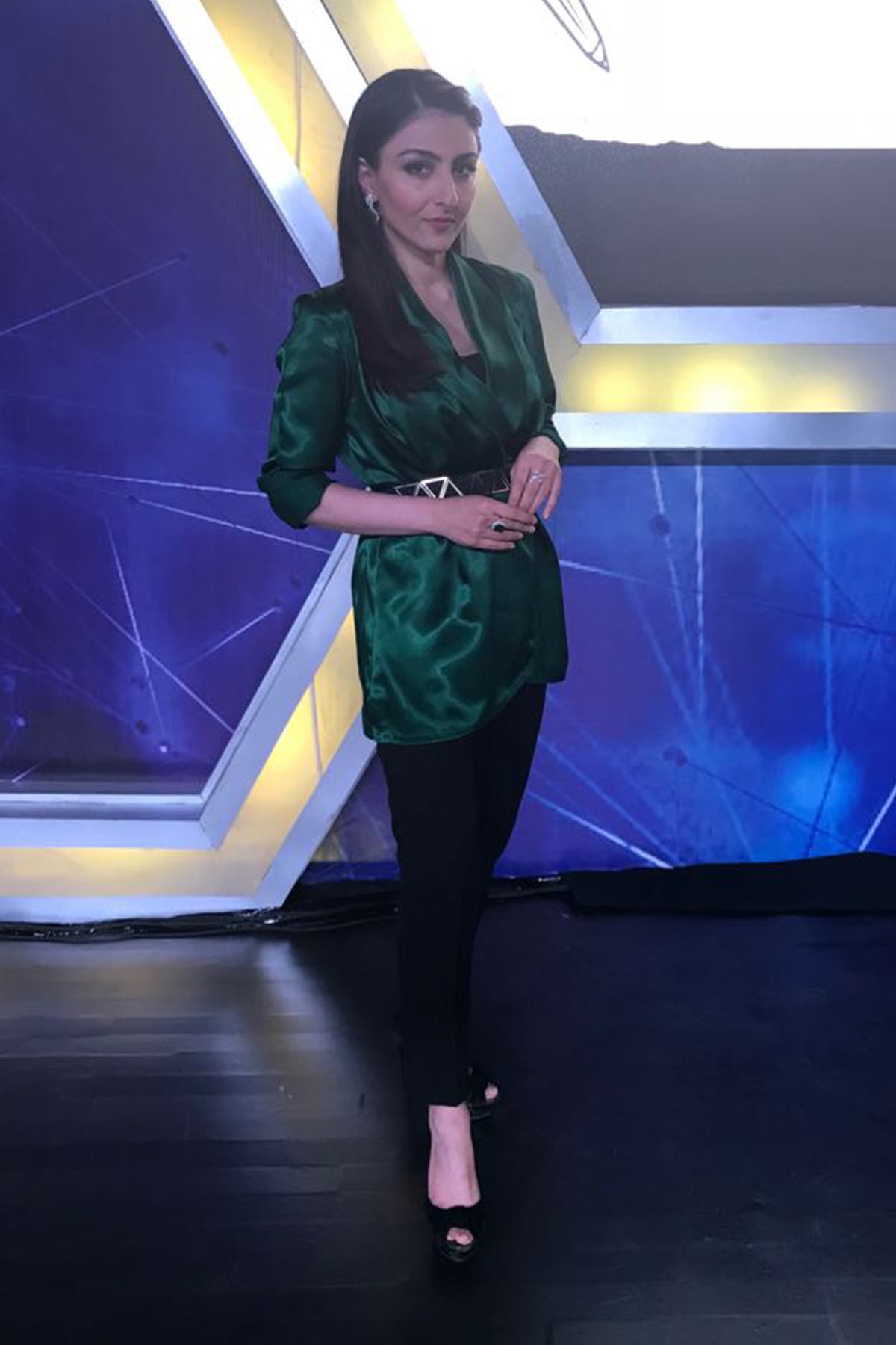 Soha Ali Khan in Overlapping Shirt