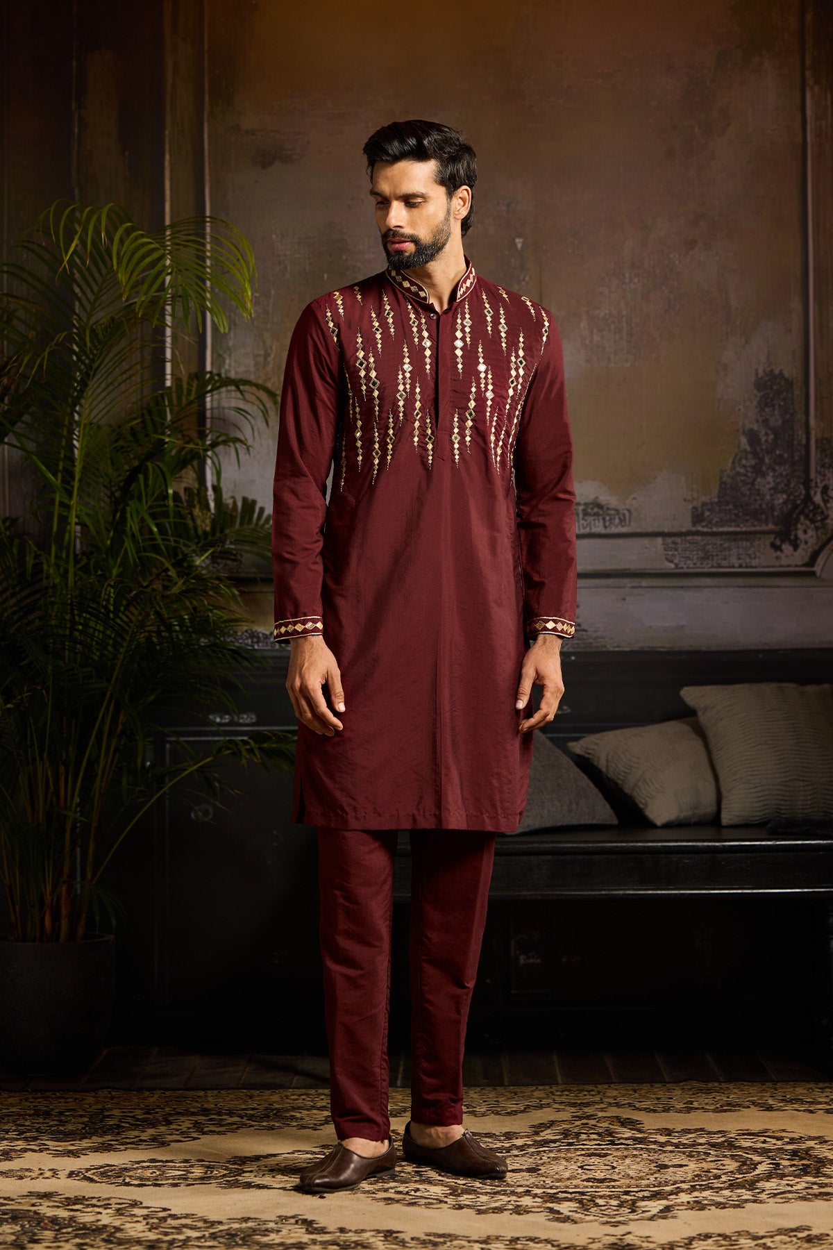 MAROON WITH GOLD CUTANA AND ACRYLIC EMBROIDERED KURTA PAIRED WITH MAROON PANTS