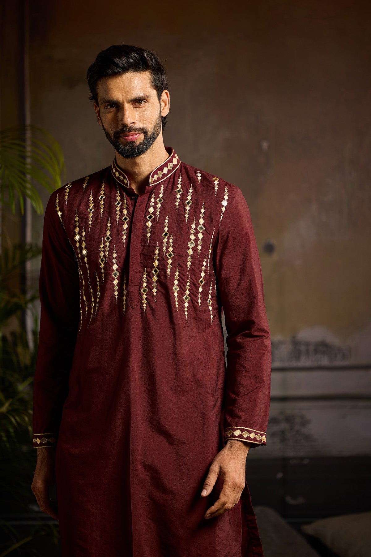 MAROON WITH GOLD CUTANA AND ACRYLIC EMBROIDERED KURTA PAIRED WITH MAROON PANTS