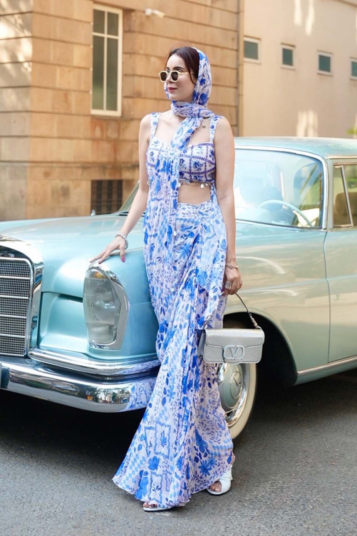 JASLEEN SABARWAL IN IVORY & BLUE ABSTRACT FLORAL PRINTED SAREE SET